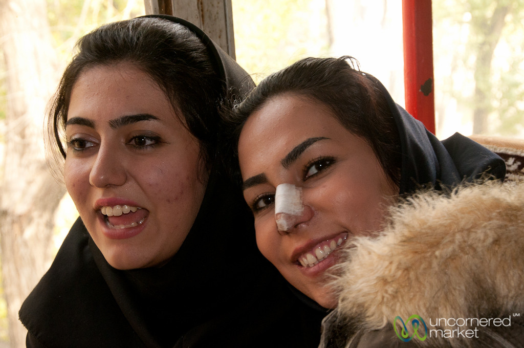 Phẫu thuật mũi là một thủ thuật làm đẹp phổ biến ở Iran đến nỗi đất nước này giữ kỷ lục về phẫu thuật nâng mũi. Dù đắt đỏ, người dân nước này vẫn sẵn sàng chi trả để có được chiếc mũi nhỏ, thẳng, được cho là đẹp. Những người không có điều kiện kinh tế sẽ đeo băng trên mũi để làm ra vẻ như họ vừa trải qua một cuộc phẫu thuật.