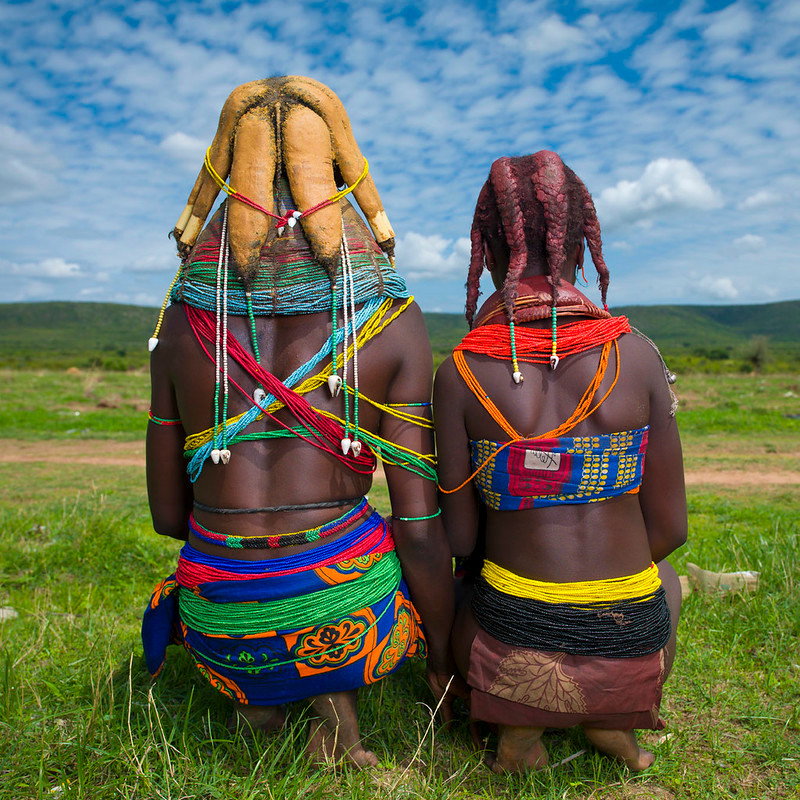 Các bộ lạc ở Angola và Namibia nổi tiếng với bộ tóc màu sắc "đóng thành tảng". Để liên kết các sợi tóc lại với nhau, những người phụ nữ sử dụng hỗn hợp từ đá đỏ nghiền nhỏ trộn với dầu, thảo mộc và phân bò khô.