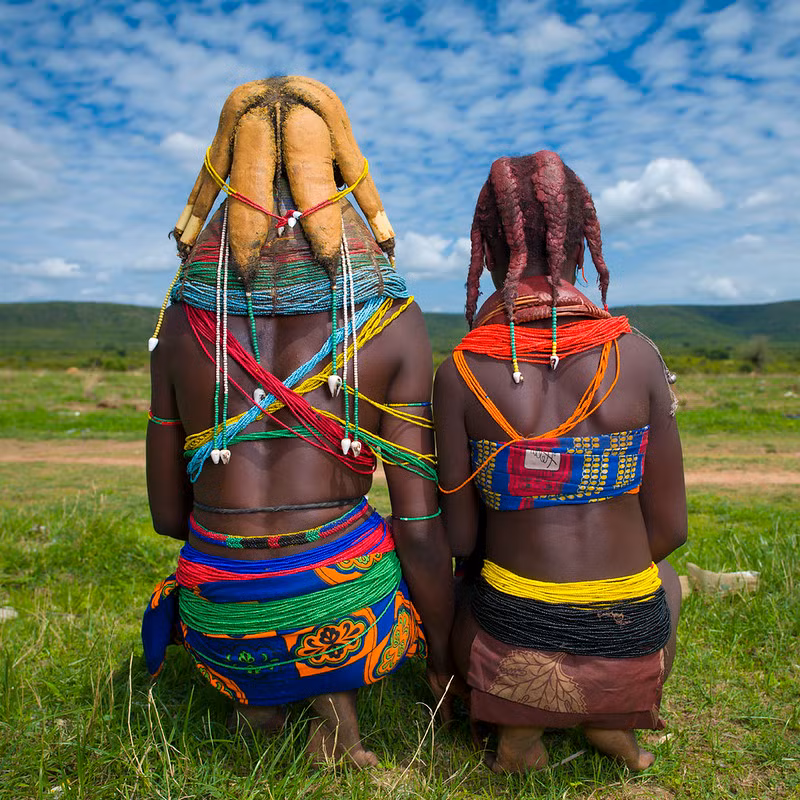 Các bộ lạc ở Angola và Namibia nổi tiếng với bộ tóc màu sắc "đóng thành tảng". Để liên kết các sợi tóc lại với nhau, những người phụ nữ sử dụng hỗn hợp từ đá đỏ nghiền nhỏ trộn với dầu, thảo mộc và phân bò khô.