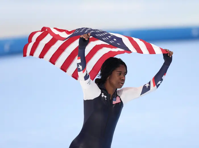 Hồi tháng 2/2022, vận động viên trượt băng tốc độ người Mỹ Erin Jackson xuất sắc giành huy chương vàng tại Bắc Kinh, trở thành phụ nữ da đen đầu tiên giành chiến thắng tại Thế vận hội mùa đông.