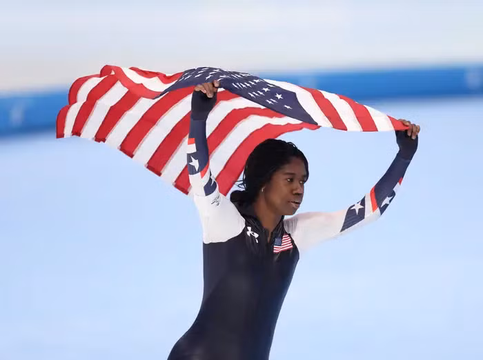 Hồi tháng 2/2022, vận động viên trượt băng tốc độ người Mỹ Erin Jackson xuất sắc giành huy chương vàng tại Bắc Kinh, trở thành phụ nữ da đen đầu tiên giành chiến thắng tại Thế vận hội mùa đông.