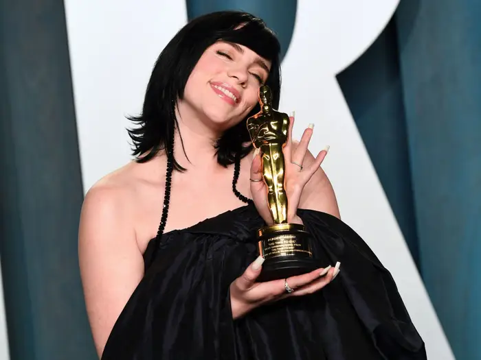 Nhận giải Oscar cho ca khúc hay nhất, Billie Eilish trở thành người đầu tiên sinh ở thế kỷ 21 chiến thắng Oscar.