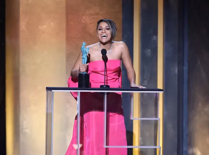 Ariana DeBose trở thành người phụ nữ da màu công khai đồng giới đầu tiên và là nữ diễn viên người Mỹ Latinh gốc Phi đầu tiên giành được Giải thưởng SAG cho diễn xuất.