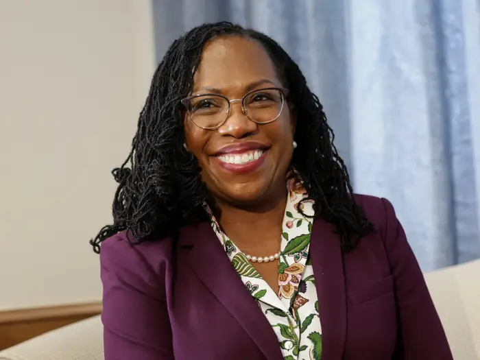 Vào tháng 4/2022, Ketanji Brown Jackson gây xôn xao khi trở thành người phụ nữ da đen đầu tiên trở thành Thẩm phán Tòa án Tối cao Hoa Kỳ.