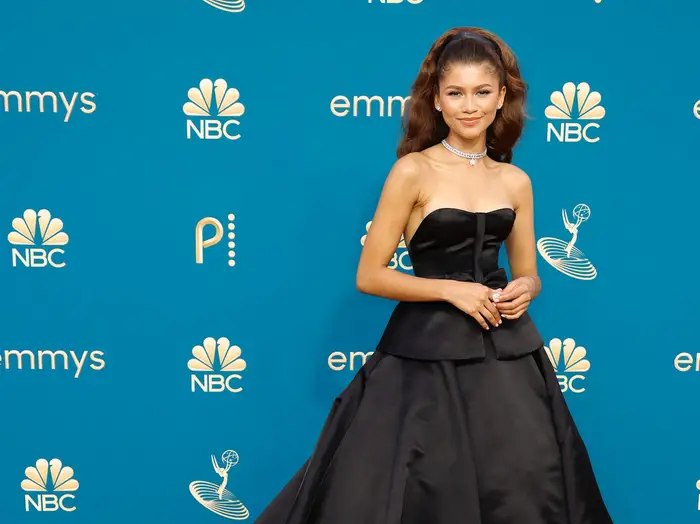 Tại lễ trao giải Emmys vào tháng 9, Zendaya trở thành người phụ nữ da đen đầu tiên và là người trẻ nhất hai lần giành được giải Nữ diễn viên chính xuất sắc nhất hạng mục phim truyền hình.