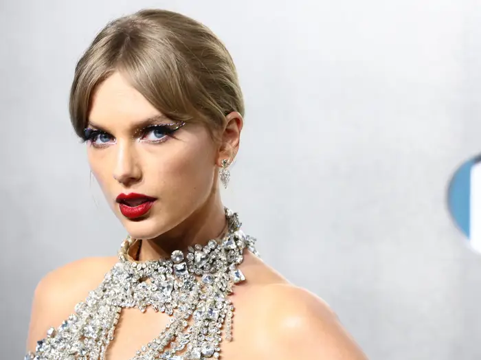 Taylor Swift đã làm nên lịch sử tại VMAs vào tháng 8 với tư cách là nghệ sĩ đầu tiên giành được 3 giải VMA cho video của năm.