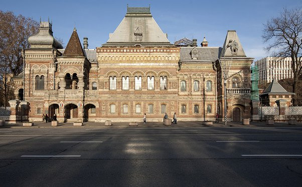 Ngôi nhà số 43 phố Bolshaya Yakimanka ở Moscow, còn được gọi là "Nhà Igumnov", được xây dựng theo yêu cầu của nhà tư bản công nghiệp Nikolay Igumnov vào cuối thế kỷ 19, để dành cho cô nhân tình trẻ. Một ngày nọ, ông vô tình bắt gặp cô đang gian díu với người khác. Trong khi người đàn ông bị đuổi ra ngoài, thì cô nhân tình như "bốc hơi". Người ta tin rằng Igumnov cảm thấy bản thân bị xúc phạm nên đã "giam" tình nhân bên trong bức tường gạch. Trong thời Xô Viết, có lời đồn về việc nhìn thấy linh hồn của một cô gái đi xuyên qua những bức tường với tiếng thở dài ai oán.