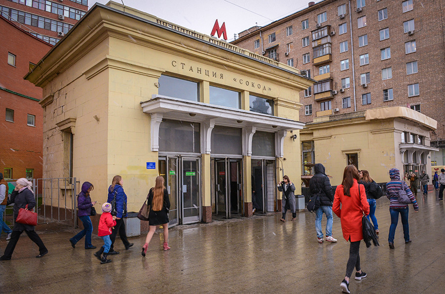 Trong Thế chiến I, không xa vị trí của ga tàu điện ngầm Sokol ngày nay, là một nghĩa trang dành cho những người lính đã ngã xuống. Điều này dẫn đến lời đồn về sự xuất hiện của những "bóng ma" trong đường hầm tối tăm của nhà ga. Theo RBTH, vào sáng sớm có thể nhìn thấy những hình bóng mờ ám đầy rẫy vết thương ở đó.