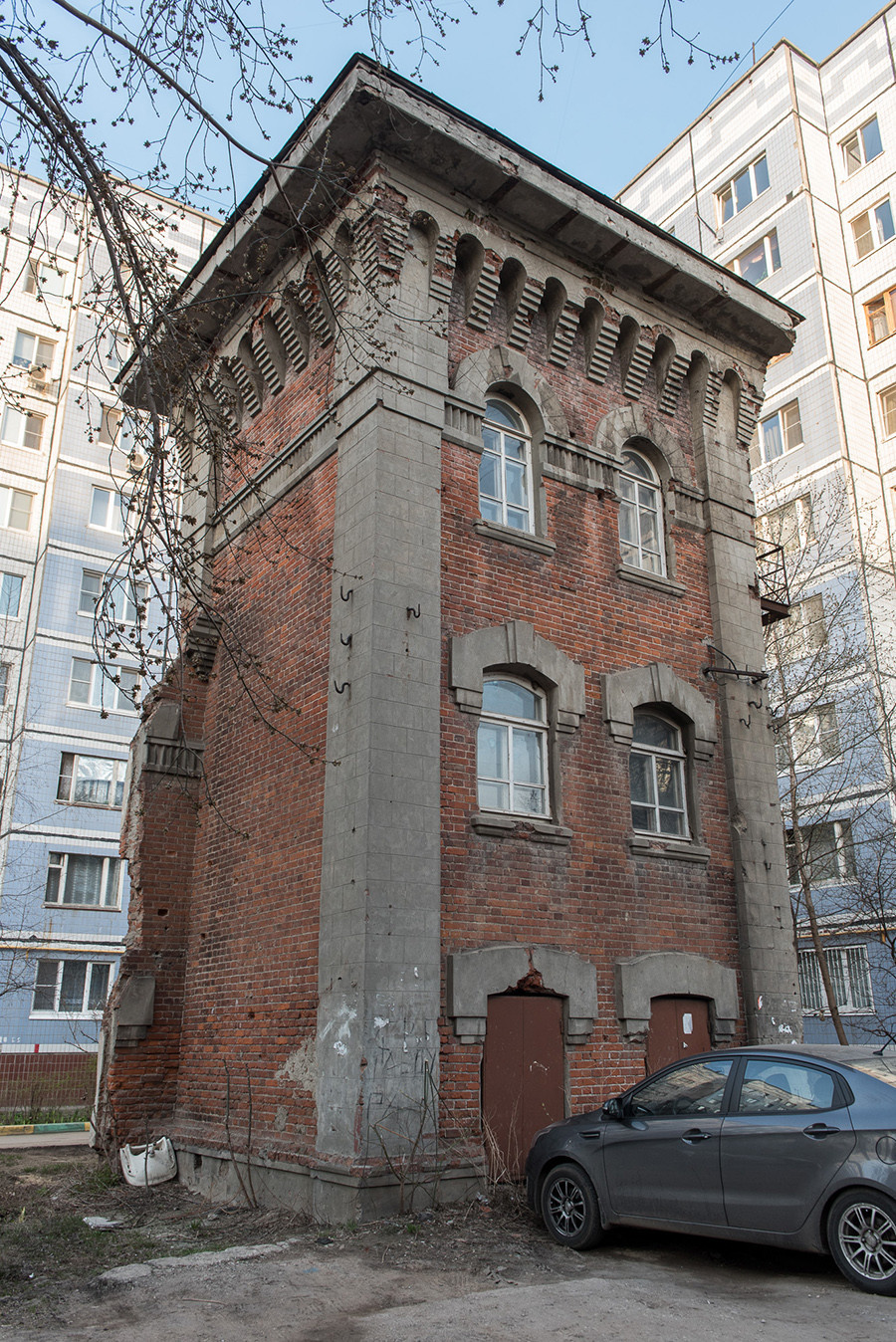 Trong rất nhiều tòa nhà hiện đại cao tầng ở số 15 phố Gorky ở thành phố Ryazan có sự xuất hiện đặc biệt của một tòa tháp cũ - tất cả những gì còn lại của bệnh viện thời xưa. Có lời đồn, vào ban đêm, một bóng tối cô đơn, được cho là linh hồn của Alexander Smitten, quản lý bệnh viện hơn một thế kỷ trước, thường xuyên đi lại tại đây.