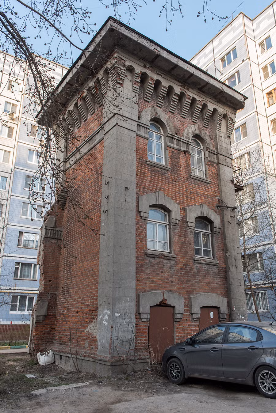 Trong rất nhiều tòa nhà hiện đại cao tầng ở số 15 phố Gorky ở thành phố Ryazan có sự xuất hiện đặc biệt của một tòa tháp cũ - tất cả những gì còn lại của bệnh viện thời xưa. Có lời đồn, vào ban đêm, một bóng tối cô đơn, được cho là linh hồn của Alexander Smitten, quản lý bệnh viện hơn một thế kỷ trước, thường xuyên đi lại tại đây.