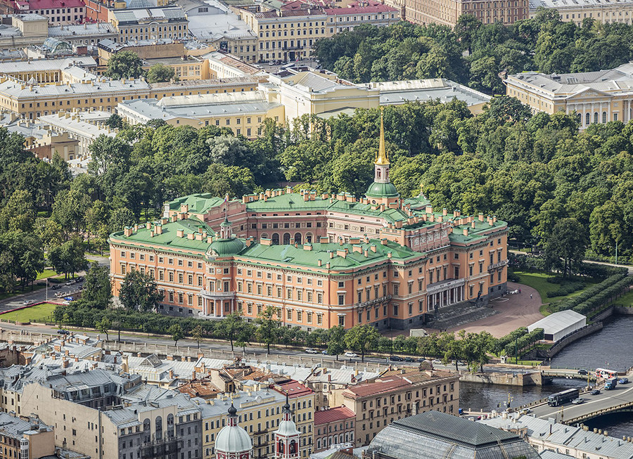 Lâu đài Thánh Michael ở St. Petersburg là nơi ở của hoàng gia được xây dựng theo lệnh của Sa hoàng Paul I. Vào ngày 21/3/1801, ông bị sát hại. Linh hồn oan khuất của Sa hoàng được cho là không thể rời khỏi lâu đài và thường xuất hiện trong hành lang với một ngọn nến đang cháy trên tay.