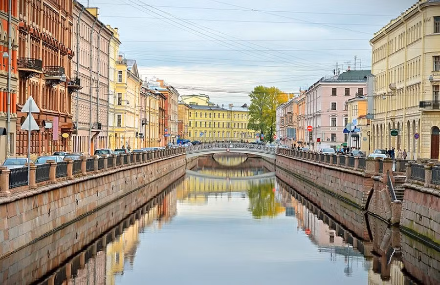 Lời đồn về việc nhìn thấy linh hồn của một cô gái gần kênh Griboyedov ở St.Petersburg trong một đêm mù sương từng khiến không ít người khiếp sợ. Theo mô tả, mặt cô ấy tái xanh vì ngạt thở, trên cổ có vết đỏ lớn do dây thừng gây ra. Đây được cho là linh hồn của nhà cách mạng nổi tiếng Sophia Perovskaya, người đã ám sát Sa hoàng Alexander II và bị treo cổ vì hành vi này.