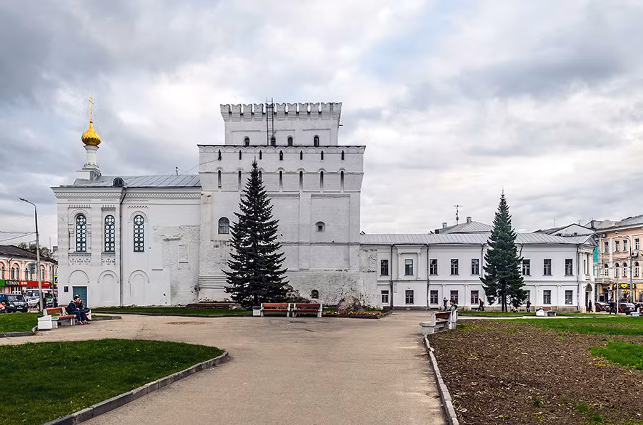 Trong cuộc Nội chiến Nga (1917-1922), Hồng quân bao vây một nhóm Bạch vệ bên trong nhà hát Volkovsky ở Yaroslavl. Chỉ huy Hồng quan hứa sẽ tha mạng cho họ tuy nhiên sau đó lại nuốt lời. Kể từ đó, lời đồn về việc linh hồn của vị chỉ huy không giữ lời hứa xuất hiện tại nơi gây án bắt đầu lan truyền.