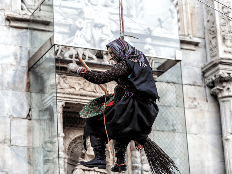 La Befana được mô tả giống một phù thủy, dùng chổi bay lượn trên bầu trời, nhét đầy kẹo và quà vào tất của những đứa trẻ ngoan, còn những đứa trẻ hư sẽ phải nhận một cục than.