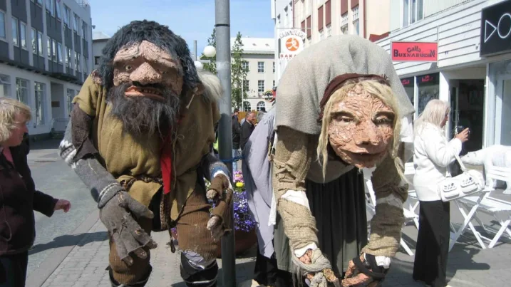 Không rõ từ khi nào, Gryla trở thành nhân vật đặc trưng cho Giáng sinh ở Iceland. Nhân vật này sẽ được trang bị một chiếc bao tải khổng lồ để đựng những đứa trẻ nghịch ngợm.