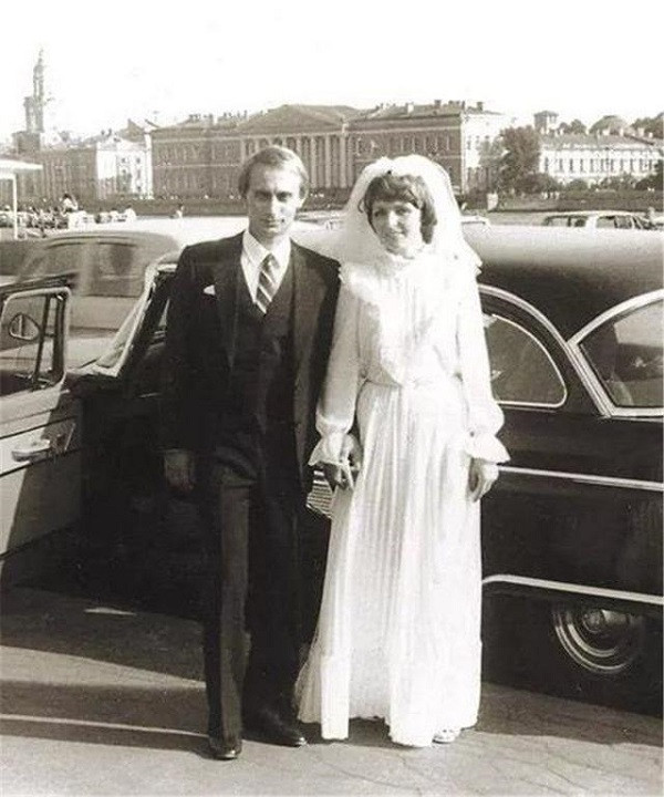 Hai người kết hôn vào năm 1983 vào có chung hai con gái.