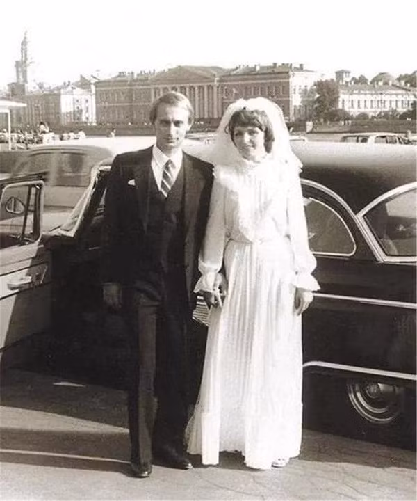 Hai người kết hôn vào năm 1983 vào có chung hai con gái.