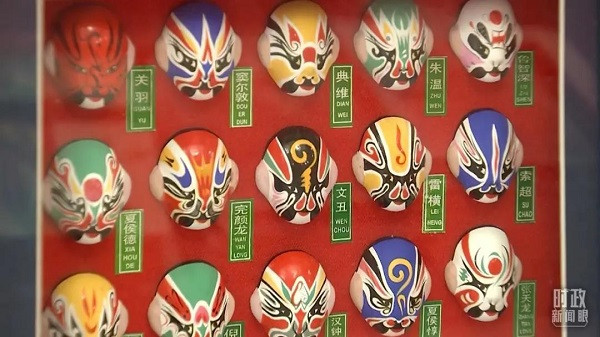 Tranh Tết, câu đối Tết, tranh cắt giấy, diều, tượng bột, mặt nạ Kinh kịch,... được bày biện hàng dài.