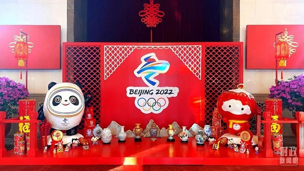 Linh vật của Olympic Mùa đông Bắc Kinh và Paralympic cũng xuất hiện tại Đại lễ đường.