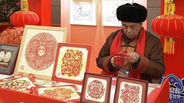 Trước khi vào bên trong, các vị khách quý sẽ đi qua một "hành lang di sản văn hóa phi vật thể".