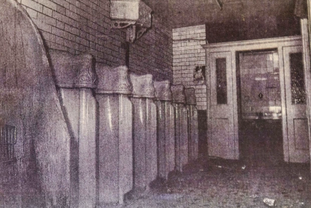 Quán cà phê “hô biến” từ nhà vệ sinh công cộng thời xưa - Hình 2 Quan ca phe “ho bien” tu nha ve sinh cong cong thoi xua-Hinh-2