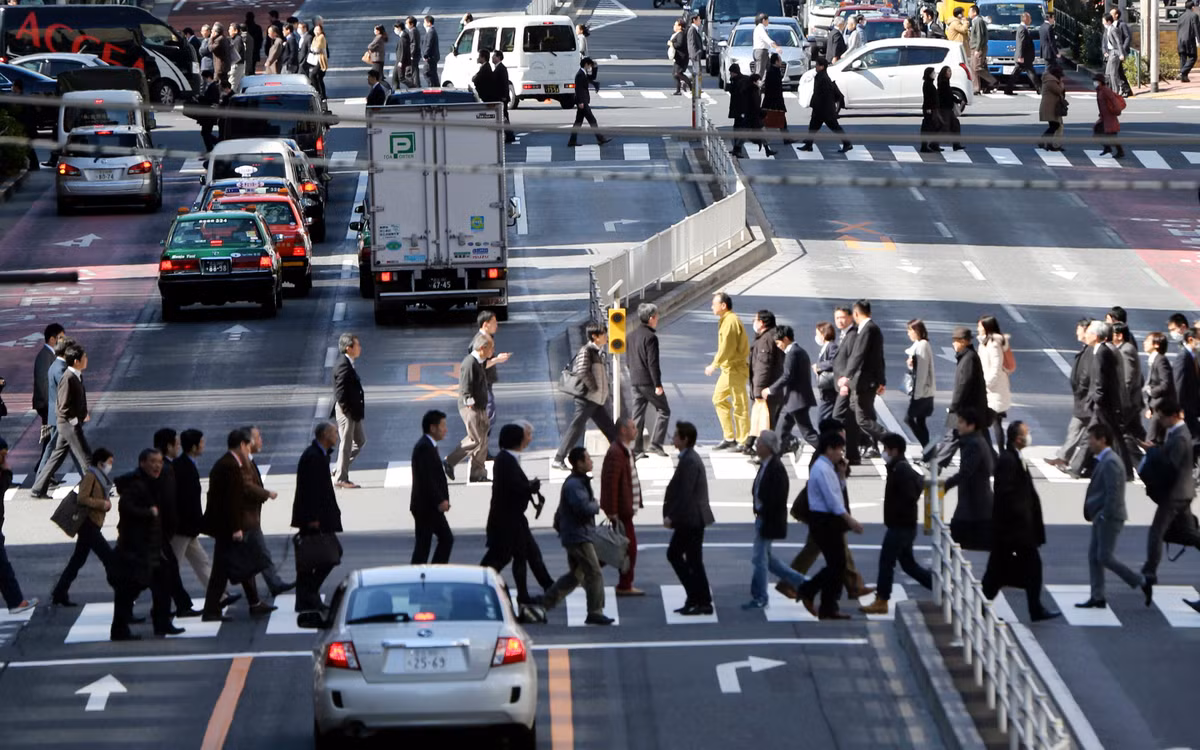 Karoshi đầu tiên ở Nhật Bản xuất hiện vào năm 1969, là một nhân viên giao hàng của một cơ quan báo chí lớn, qua đời sau cơn đột quỵ khi mới 29 tuổi.