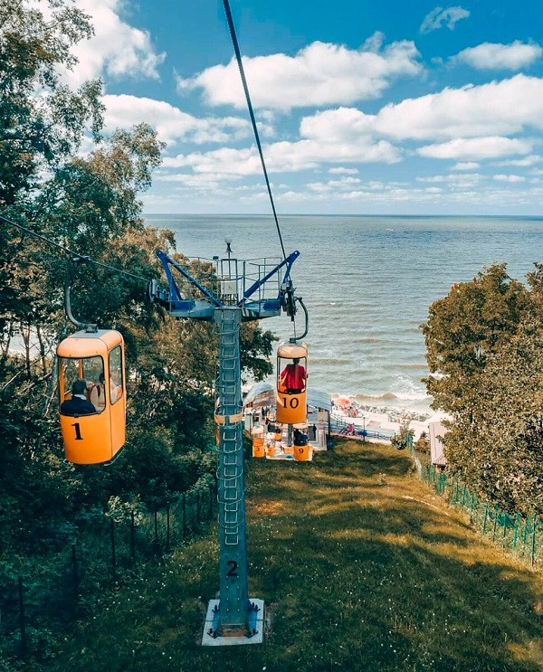 Nếu muốn ra biển thăm thú, du khách chỉ cần đi bộ vài trăm mét hoặc sử dụng cáp treo.