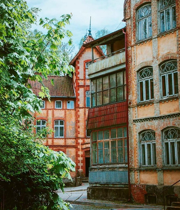 Những ngôi nhà ở đây được xây dựng xen kẽ cây cối tạo cho du khách có cảm giác như đang bước vào một khu rừng.