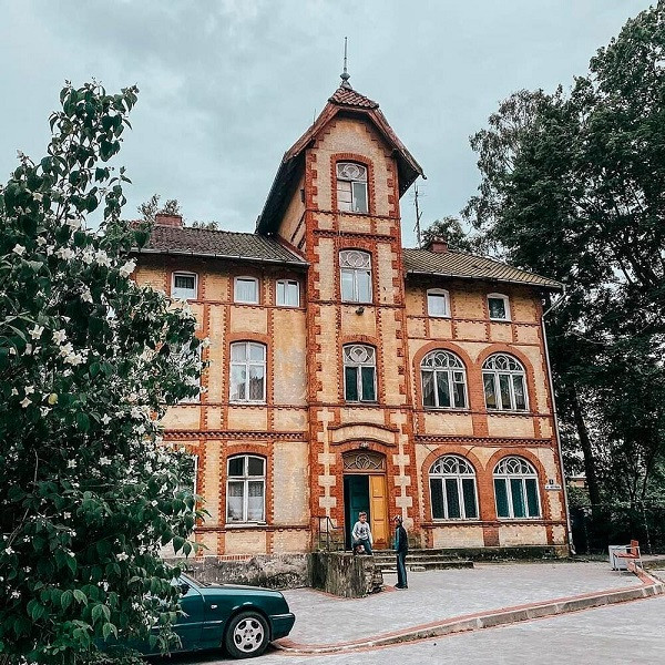 Do vậy, nhiều công trình ở đây sở hữu kiến trúc mang phong cách Phổ.