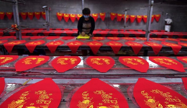 Để làm ra một chiếc đèn lồng hoàn chỉnh cần trải qua rất nhiều công đoạn.