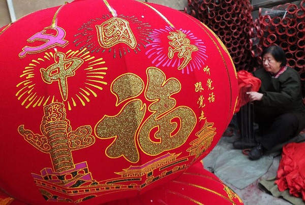 Có khoảng 20 nhà máy và 1.000 công nhân hoạt động trong "ngành công nghiệp đỏ" tại ngôi làng này.