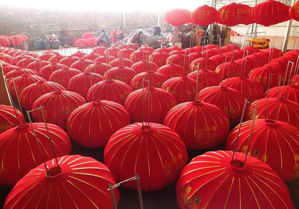 Mỗi dịp Xuân về, những công nhân tại ngôi làng Dương Triệu, trấn Tắc Phong, huyện Tắc Sơn, tỉnh Sơn Tây lại tất bật với công việc làm đèn lồng đỏ.