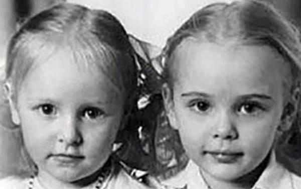 Hai chị em này cũng thường xuyên thay đổi tên để có thể tự làm việc và lập nghiệp một cách độc lập mà không phải dựa vào danh thế của người cha.