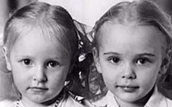 Hai chị em này cũng thường xuyên thay đổi tên để có thể tự làm việc và lập nghiệp một cách độc lập mà không phải dựa vào danh thế của người cha.