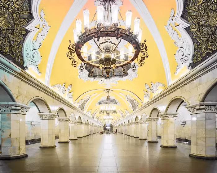 Phong cách Baroque ở nhà ga Komsomolskaya "tỏa ra" sự tráng lệ và bí ẩn của Moscow.