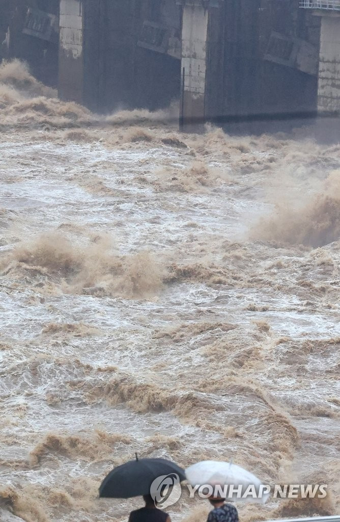 Với lượng mưa mỗi giờ tại quận Dongjak ở thủ đô Seoul có thời điểm vượt qua 141,5 mm, đây được coi là trận mưa lớn nhất kể từ năm 1942.