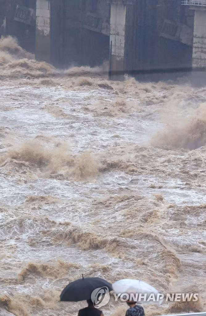 Với lượng mưa mỗi giờ tại quận Dongjak ở thủ đô Seoul có thời điểm vượt qua 141,5 mm, đây được coi là trận mưa lớn nhất kể từ năm 1942.