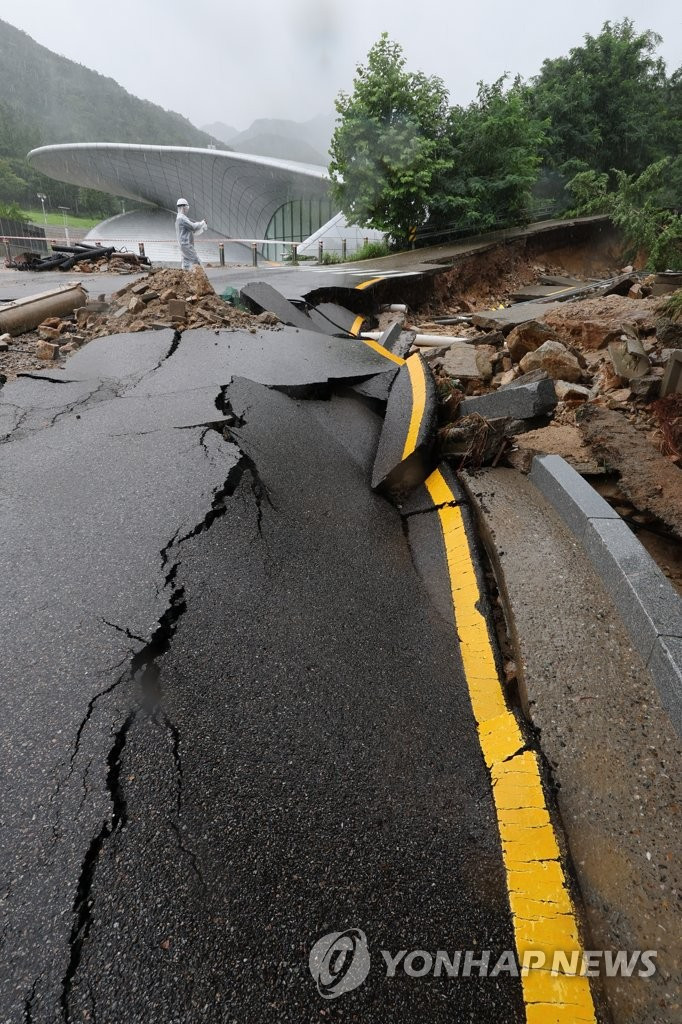 Khoảng 80 tuyến đường bộ ở Hàn Quốc, 3 tuyến đường ngầm và 26 bãi đậu xe ven sông đã bị phong tỏa vì lo ngại về an toàn.
