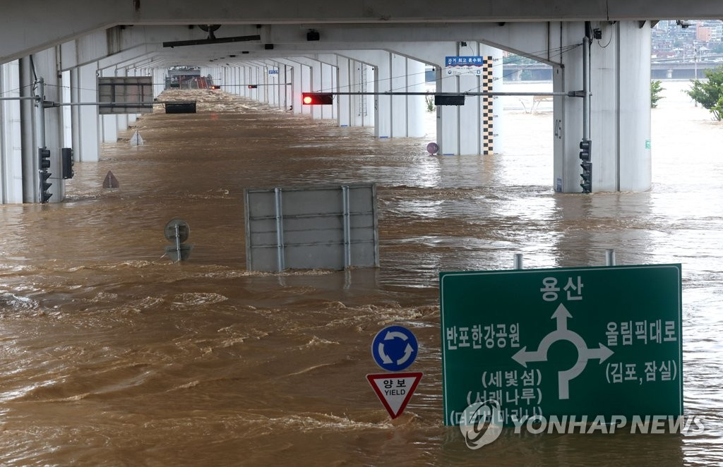 Ngoài ra, nhiều ngôi nhà, xe cộ, tòa nhà và ga tàu điện ngầm cũng bị mưa lớn nhấn chìm.