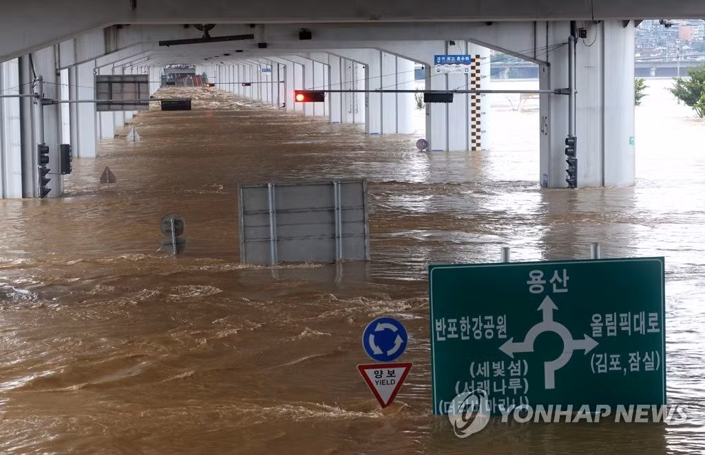 Ngoài ra, nhiều ngôi nhà, xe cộ, tòa nhà và ga tàu điện ngầm cũng bị mưa lớn nhấn chìm.