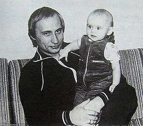 Cũng trong năm 1985, Putin chào đón con gái đầu lòng, Mariya Putina.