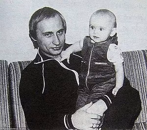 Cũng trong năm 1985, Putin chào đón con gái đầu lòng, Mariya Putina.