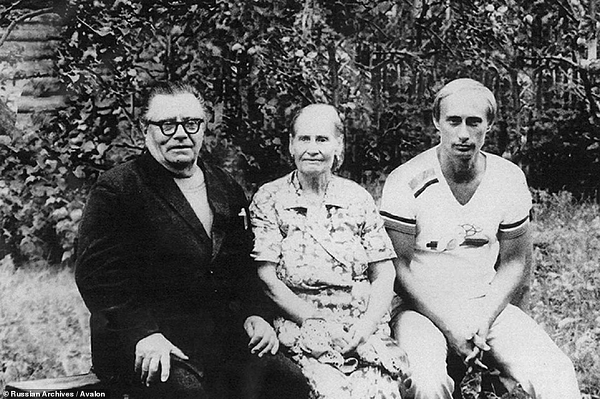 Bức ảnh ông Putin chụp cùng bố mẹ vào năm 1985.