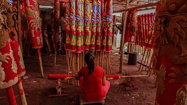 Người dân ở một địa phương khác tại Indonesia lại miệt mài chuẩn bị những cây hương "siêu to khổng lồ".