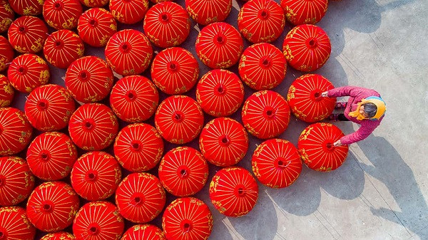 Trong khi đó, ngôi làng ở tỉnh Giang Tô, Trung Quốc lại tất bật làm ra những chiếc đèn lồng đỏ.