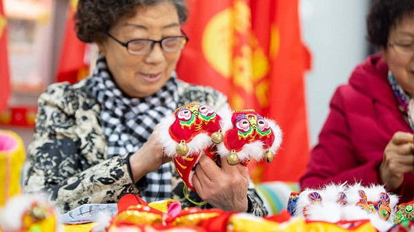 Ngoài ra, họ còn chuẩn bị những đôi hài truyền thống...