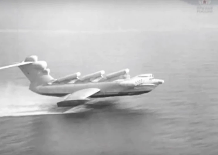 Lun class MD-160 Ekranoplane là một loại máy bay "rất khó hiểu" về mặt ngoại hình. Thế nhưng "con quái vật Liên Xô" này sở hữu kích thước khổng lồ và hỏa lực ấn tượng.