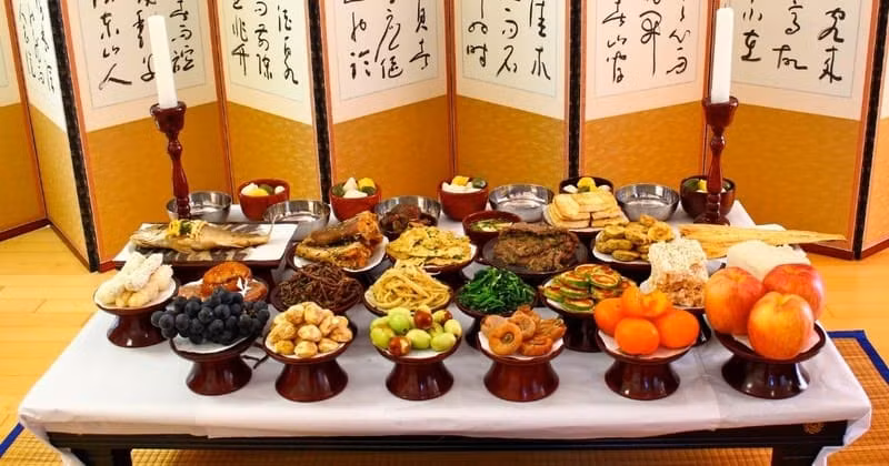 Vào buổi sáng ngày đầu tiên của lễ Chuseok, các gia đình Hàn Quốc sẽ tụ họp tại gian nhà chính, nơi bày bàn thờ tổ tiên để tiến hành các nghi lễ tưởng niệm.