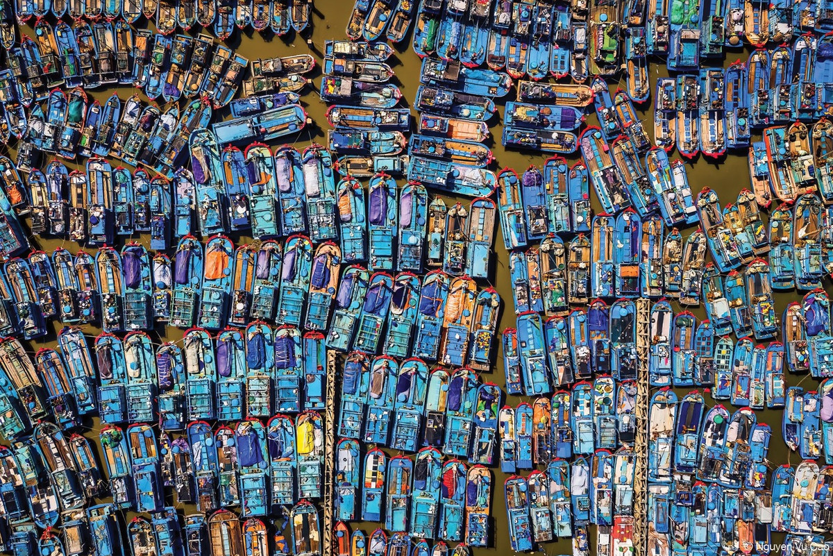 Đại diện của Việt Nam, nhiếp ảnh gia Cao Nguyên Vũ giành chiến thắng ở hạng mục "Màu đa sắc" với tác phẩm "Matrix of boats" (Tạm dịch: Ma trận tàu cá).