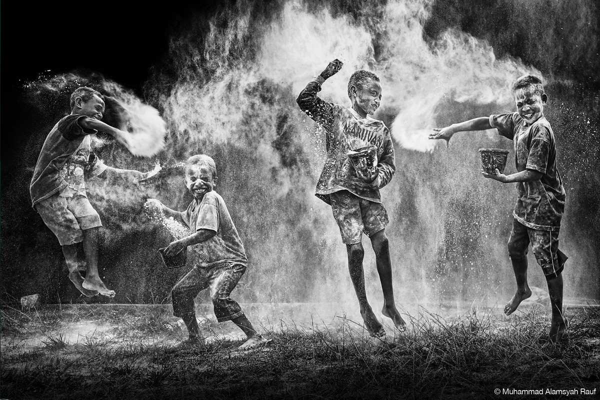 Ở hạng mục ảnh đen trắng, đại diện của Indonesia, Muhammad Alamsyah Rauf giành giải nhất với tác phẩm "Flour War".